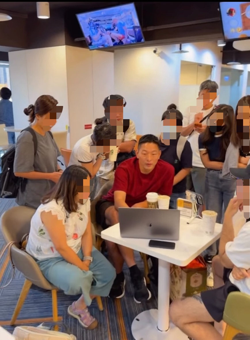BK 里程旅行實體課程老師與學員圍桌討論
